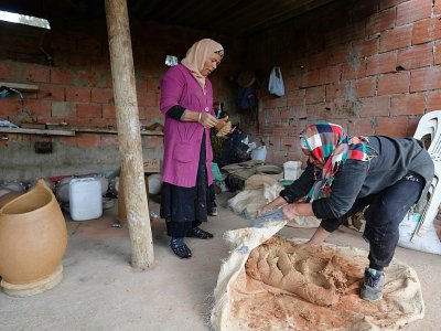Sabiha Ayari et sa belle-soeur fabriquent des poteries en argile à Sejnane, en Tunisie, le 14 mars 2019 - FETHI BELAID [AFP]