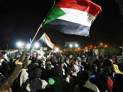 Des manifestants soudanais à Khartoum célèbrent le 15 mai 2019 à l'aube un accord trouvé entre les militaires au pouvoir et les meneurs de la contestation sur la gestion de la transition - ASHRAF SHAZLY [AFP]