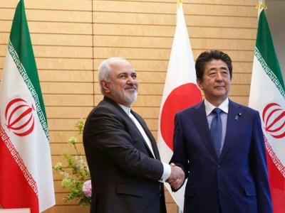 Le ministre iranien des Affaires étrangères, Mohammad Javad Zarif (G) et le Premier ministre japonais Shinzo Abe le 16 mai 2019 à Tokyo - Eugene Hoshiko [POOL/AFP]