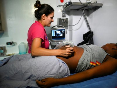 La doctoresse Durley Maya Salazar fait passer une échographie à une femme enceinte sur le bateau hôpital San Raffael, le 23 avril 2019 en Colombie - Raul ARBOLEDA [AFP]