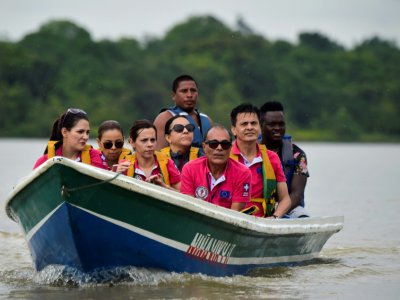 Des médecins du bateau hôpital San Raffaele se rendent en barque à Isla Mono, le 23 avril 2019 en Colombie - Raul ARBOLEDA [AFP]