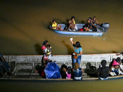 Des habitants de Isla Mono à bord de petites embarcations pour rejoindre un bateau hôpital, le 23 avril 2019 sur le fleuve San Juan, en Colombie - Raul ARBOLEDA [AFP]