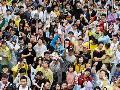 Des manifestants taïwanais célèbrent la légalisation du mariage gay le 17 mai 2019 devant le Parlement à Taipei - Sam YEH [AFP]