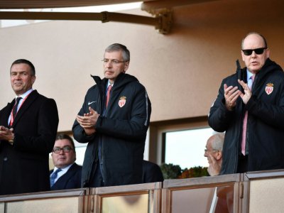 Les dirigeants de l'AS Monaco: les Russes Oleg Petrov et Dmitri Rybolovlev, avec le Prince Albert II lors de la venue de Saint-Etienne, le 5 mai 2019 - YANN COATSALIOU [AFP/Archives]