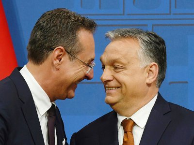 Le vice-chancelier autrichien Heinz-Christian Strache (g) et le Premier ministre hongrois Viktor Orban à Budapest, le 6 mai 2019 - ATTILA KISBENEDEK [AFP/Archives]