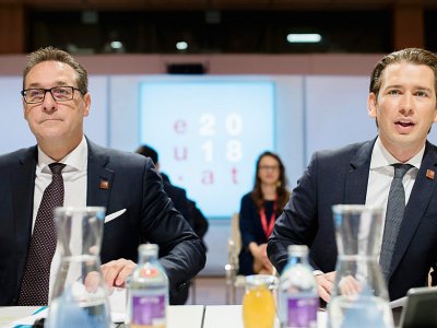 Le chancelier autrichien Sebastian Kurz (d) et le vice-chancelier Heinz-Christian Strache, le 6 juillet 2018 à Vienne - GEORG HOCHMUTH [APA/AFP/Archives]