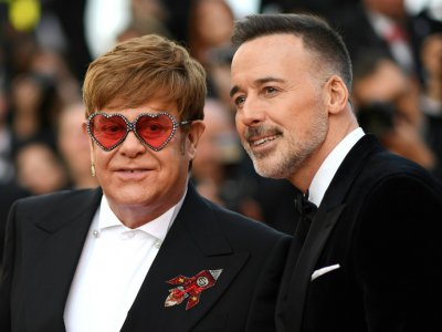 Le chanteur et compositeur britannique Elton John (g) et son mari, le producteur canadien David Furnish, le 16 mai 2019 à Cannes - LOIC VENANCE [AFP]