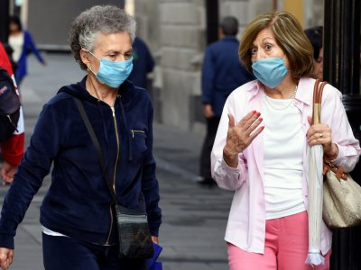 Des femmes portent des masques pour se protéger des effets néfastes de la pollution à Mexico le 17 mai 2019 - ALFREDO ESTRELLA [AFP]