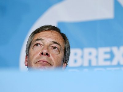Nigel Farage, chef du Parti du Brexit en tête dans les sondages pour les élections européennes, fait campagne à Pontefract, le 13 mai 2019 - Oli SCARFF [AFP/Archives]