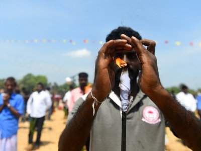 Un tamoul sri-lankais participe aux commémorations de la fin de la guerre civile à Mullaivaukkal  près de Jaffna le 18 mai 2019 - ISHARA S.  KODIKARA [AFP]