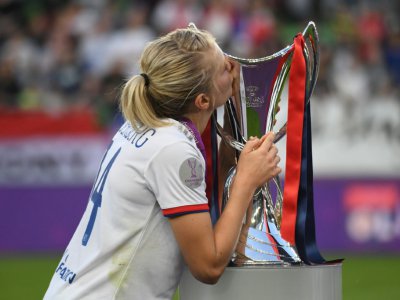 La joueuse de Lyon Ada Hegerberg avec le trophée lors de la victoire en Ligue des champions face à Barcelone le 18 mai 2019 - Attila KISBENEDEK [AFP]