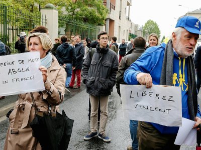Des membres du comité de soutien au tétraplégique Vincent Humbert manifestant devat l'hôpital Sébastopol à Reims le 19 mai 2019 - FRANCOIS NASCIMBENI [AFP]