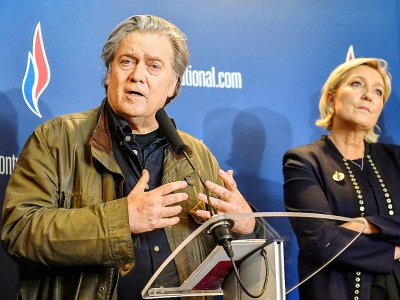 Steve Bannon et Marine Le Pen lors d'un congrès du FN à Lille, le 10 mars 2018 northern France. - PHILIPPE HUGUEN [AFP/Archives]