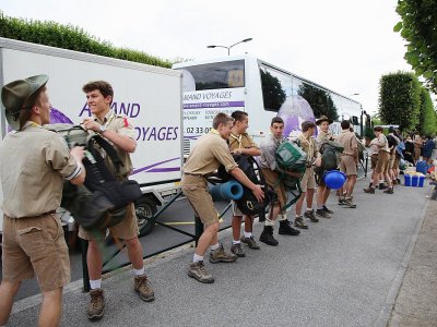 On charge pour le départ en bus - Scouts de Caen