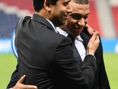 Accolade entre le président du PSG Nasser Al-Khelaïfi et Kylian Mbappé au Parc des Princes, le 22 février 2019 - FRANCK FIFE [AFP/Archives]