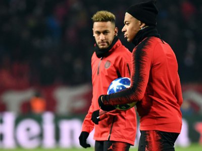 Les deux cracks parisiens Neymar Jr et Kylian Mbappé, le 11 décembre 2018, avant le match du PSG à Belgrade, en Ligue des champions - FRANCK FIFE [AFP/Archives]