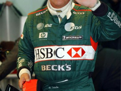 Le triple champion du monde de Formule 1 Niki Lauda le 13 janvier 2002 après avoir testé la Jaguar R2 sur le circuit de Valence (Espagne) - Pierre-Philippe MARCOU [AFP/Archives]