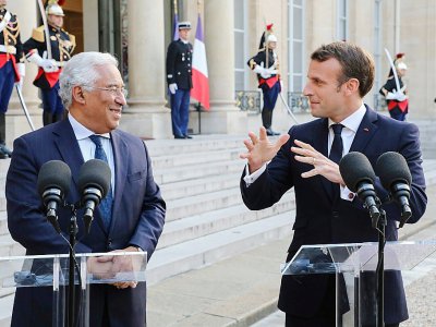Le président français Emmanuel Macron (d) et le Premier ministre portugais Antonio Costa à l'Elysée à Paris le 20 mai 2019 - ludovic MARIN [AFP]