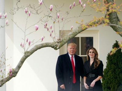 Le président américain Donald Trump et Hope Hicks à la Maison Blanche, le 29 mars 2018 à Washington - Mandel NGAN [AFP/Archives]