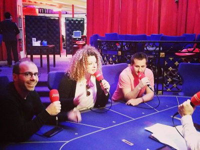 Interview du groupe Trois Cafés Gourmands sur la table de poker du Casino Partouche de Cabourg