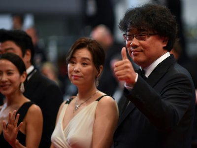 (g-d) les actrices sud-coréennes Cho Yeo-Jeong et Chang Hyae-jin, et le réalisateur Bong Joon-Ho, avant la projection du film "Parasite", le 21 mai 2019 à Cannes - LOIC VENANCE [AFP]