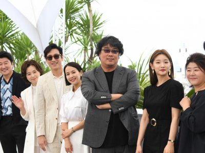 L'équipe de Bong Joon-Ho, à Cannes le 22 mai 2019 - LOIC VENANCE [AFP]
