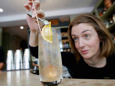 La gérante du pub The Virgin Mary, Anna Walsh, prépare un cocktail sans alcool, le 16 mai 2019 à Dublin - PAUL FAITH [AFP]
