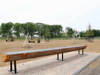 Des bancs fabriqués en bois recyclé sur le Parc des Bruyères. - Amaury Tremblay