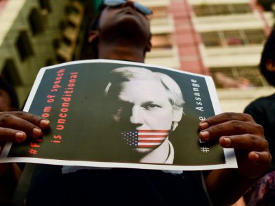 Une personne participe à une chaîne humaine demandant la libération de Julian Assange, le 23 avril 2019 à Dacca - MUNIR UZ ZAMAN [AFP/Archives]