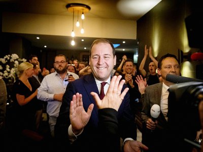 Lodewijk Asscher (c), leader des travaillistes (PvdA), célèbre la victoire de son parti aux élections européennes, le 23 mai 2019 à La Haye - Koen van Weel [ANP/AFP]