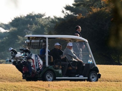 Donald Trump et Shinzo Abe après une partie de golf près de Tokyo le 5 novembre 2017 - JIM WATSON [AFP/Archives]