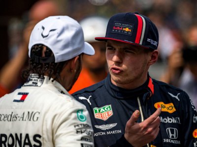 Le Néerlandais Max Verstappen (Red Bull/d) parle avec Lewis Hamilton (Mercedes) après les qualifs pour le GP de Monaco, le 25 mai 2019 - ANDREJ ISAKOVIC [AFP]