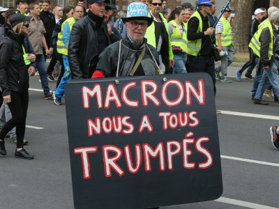 Un "gilet jaune" tient une pancarte durant une manifestation à Amiens (Somme), le 25 mai 2019, pour leur 28e samedi de mobilisation - FRANCOIS NASCIMBENI [AFP]