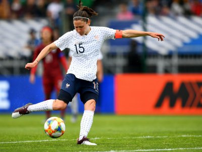 La milieue de terrain des Bleues Elise Bussaglia buteure lors de la victoire 3-0 sur la Thaïlande en match de préparation de la Coupe du monde à Orléans le 25 mai 2019 - FRANCK FIFE [AFP]