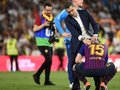 L'entraîneur du FC Barcelone Ernesto Valverde réconforte Clément Lenglet après la défaite en Coupe du Roi face à Valence le 25 mai 2019 - JOSE JORDAN [AFP]