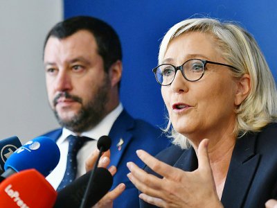 Matteo Salvini (g), chef de la Ligue en Italie, et Marine Le Pen, présidente du Rassemblement national (RN) en France, le 8 octobre 2018 à Rome - Alberto PIZZOLI [AFP/Archives]