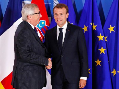 Jean-Claude Juncker (g), président sortant de la Commission européenne, et le président français Emmanuiel Macron, le 24 juin 2018 à Bruxelles - YVES HERMAN [POOL/AFP/Archives]