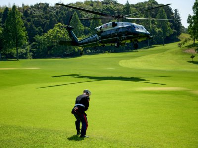 L'hélicoptère Marine One du président Donald Trump se pose sur le terrain de golf Mobara à Chiba, le 26 mai 2019 - Brendan SMIALOWSKI [AFP]