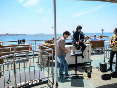 Des musiciens amateurs jouent sur un ferry sur le Bosphore à Istanbul, le 16 mai 2019 - BULENT KILIC [AFP]
