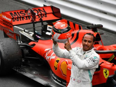 Le Britannique Lewis Hamilton remporte le GP de Monaco le 26 mai 2019 et montre le nom de Niki Lauda sur son casque - Yann COATSALIOU [AFP]
