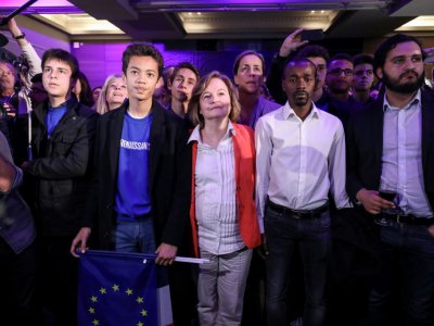 Nathalie Loiseau entourée de militants LREM à la Mutualité à Paris, le 26 mai 2019 - ludovic MARIN [AFP]