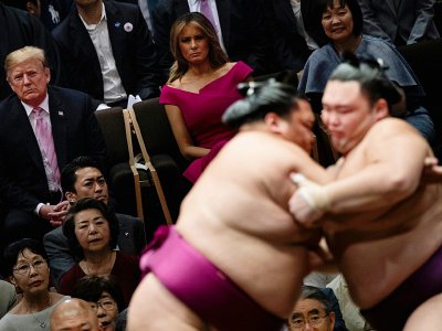 Donald Trump (G), son épouse Melania Trump (C) et le Premier ministre japonais Shinzo Abe (D) assistent à un tournoi de sumo à Tokyo le 26 mai 2019 - Brendan SMIALOWSKI [AFP]
