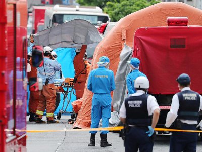 Policiers et secouristes travaillent sur le lieu de l'attaque au couteau de Kawasaki, dans la banlieue sud de Tokyo, le 28 mai 2019 - JIJI PRESS [JIJI PRESS/AFP]