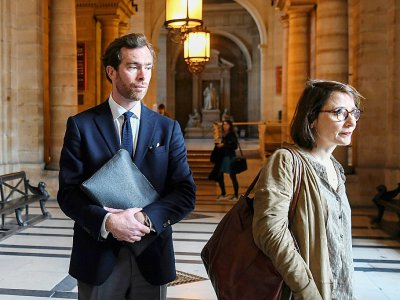 Pierre-Louis Baudey-Vignaud (g) arrive avec l'avocate Marie Dosé (d) au procès du Britannique Ian Bailey accusé du meurtre de sa mère, Sophie Toscan du Plantier, devant la cour d'assises de Paris, le 27 mai 2019 - ALAIN JOCARD [AFP]