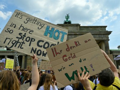Des jeunes manifestent contre l'énergie au charbon devant la porte de Brandebourg à Berlin, le 24 mai 2019 - JOHN MACDOUGALL [AFP/Archives]