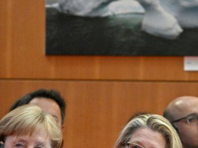 La sociale-démocrate Svenja Schulze (d), ministre de l'Environnement, et la chancelière chrétienne-démocrate Angela Merkel, lors d'une conférence sur le climat à Berlin, le 14 mai 2019 - Tobias SCHWARZ [AFP/Archives]