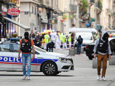Des policiers sécurisent un périmètre devant "La Brioche dorée" après l'explosion d'un colis piégé dans une rue piétonne de Lyon, le 24 mai 2019 - PHILIPPE DESMAZES [AFP/Archives]