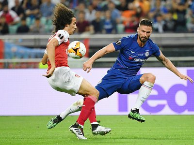 Le milieu français d'Arsenal Matteo Guendouzi (g) face à son compatriote de Chelsea Olivier Giroud, en finale de la Ligue Europa, le 29 mai 2019 à Bakou - Kirill KUDRYAVTSEV [AFP]