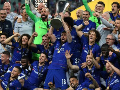 L'attaquant français Olivier Giroud brandit le trophée aux côtés de ses coéquipiers de Chelsea vainqueurs d'Arsenal en finale de la Ligue Europa, le 29 mai 2019 à Bakou - Kirill KUDRYAVTSEV [AFP]