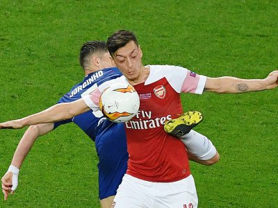 Le milieu d'Arsenal Mesut Ozil (devant) à la lutte avec celui de Chelsea Jorginho, en finale de la C3, le 29 mai 2019 à Bakou - Yuri KADOBNOV [AFP]